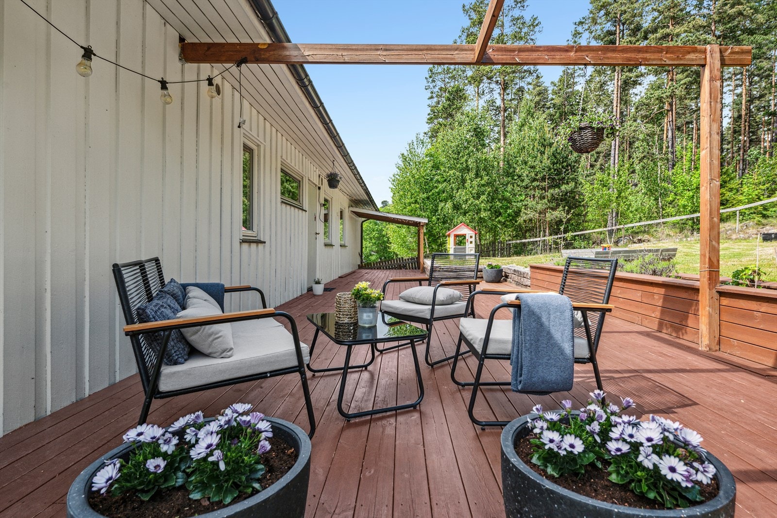 Mot terreng bak boligen er det en terrasse/platting på ca. 50 kvm fra 2016. Galleribilde