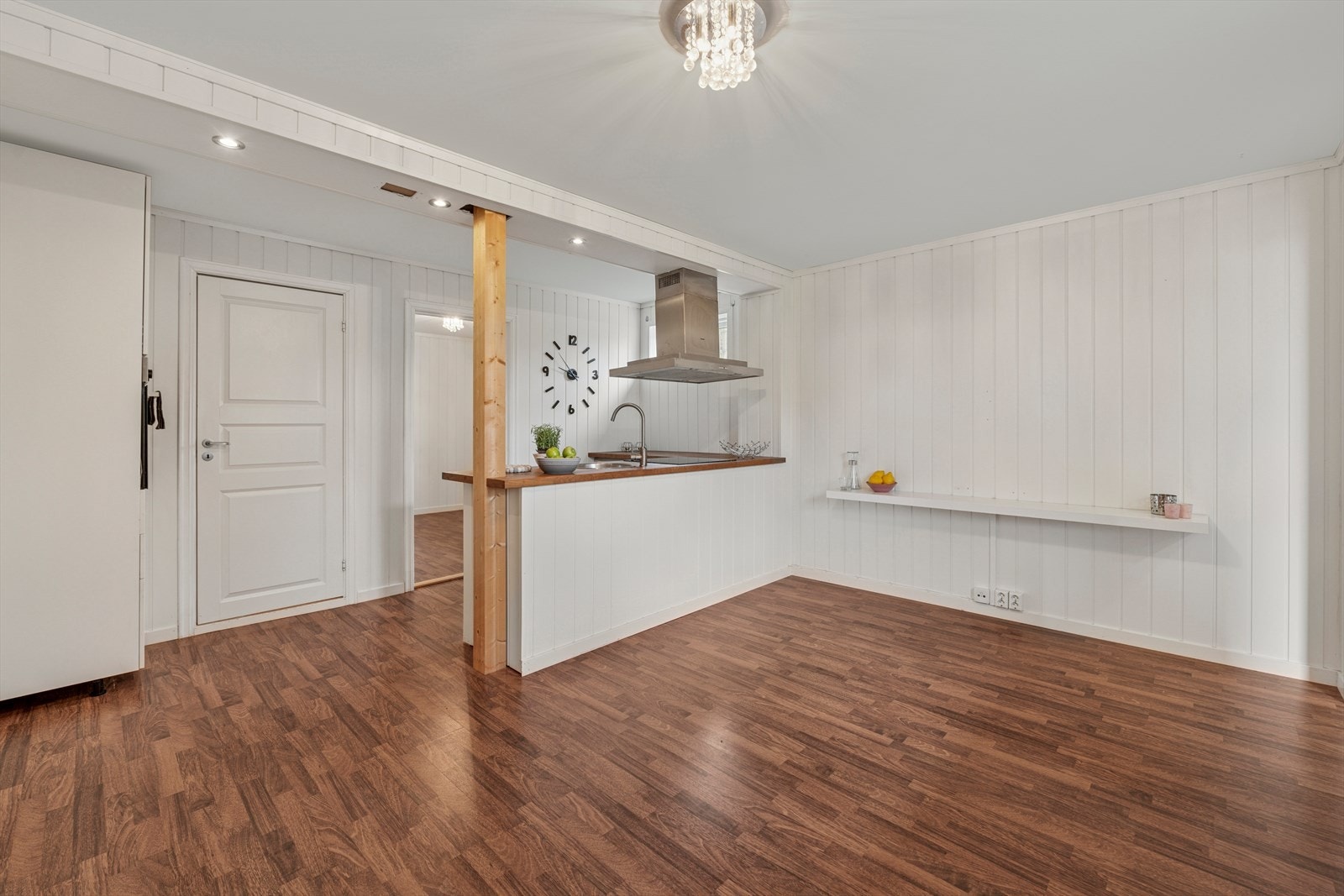 Hybelen ble bygget 2017/18 med moderne baderom, soverom og stue/kjøkkenløsning. Hybelen er ikke godkjent for utleie og rommene er heller ikke godkjente som hoveddel i boligen slik de fremstår. Galleribilde