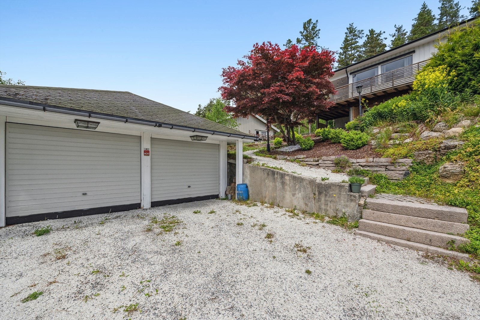 Eiendommen har parkering i en dobbel garasje på 35 kvm. Ellers plass til parkering på egen tomt. Galleribilde