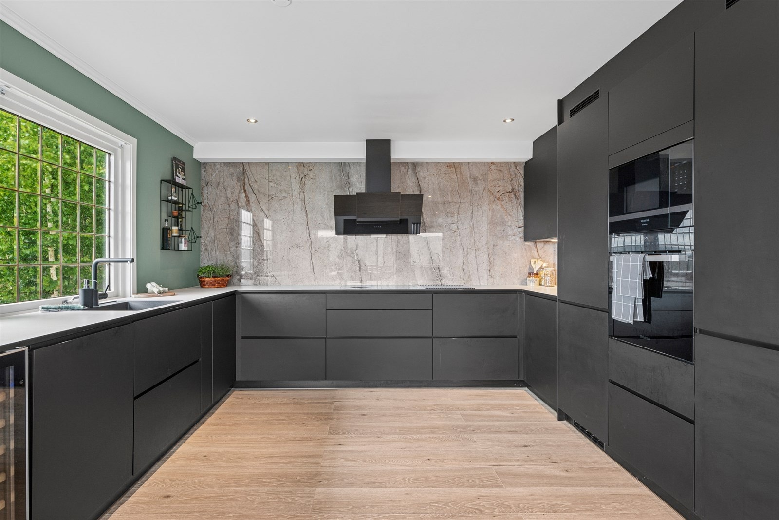 Boligen har en åpen kjøkkenløsning, men kjøkkenet oppleves likevel som en separat sone. Galleribilde