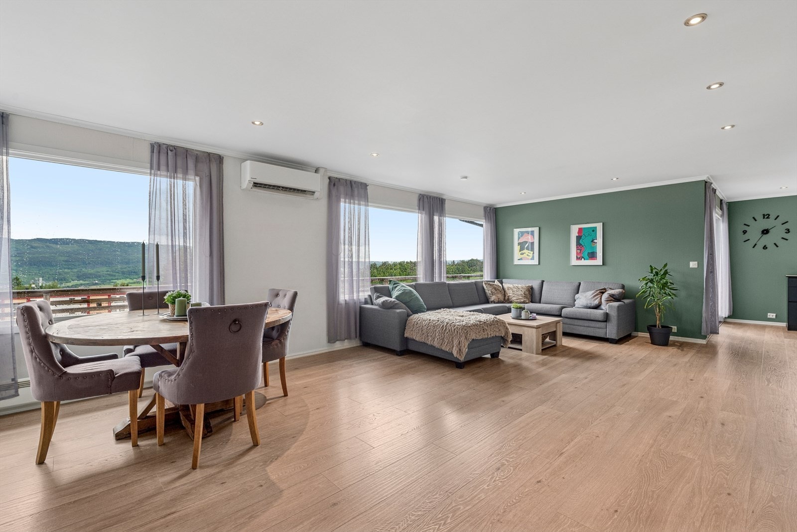 I 1. etasje ligger boligens sosiale samlingspunkt; stuen/spisestuen. Galleribilde