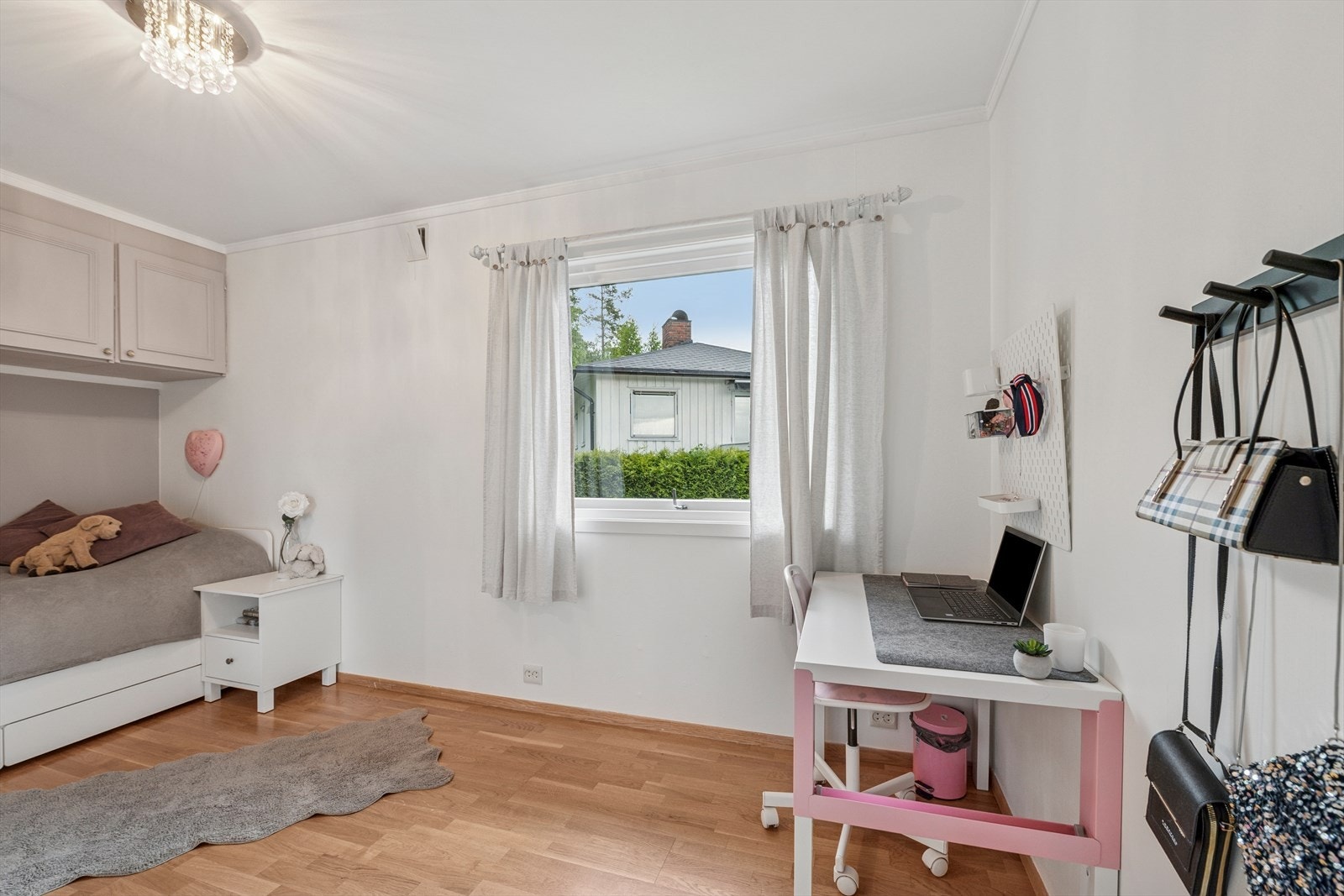 Barnevennlig planløsning med soverommene på samme plan. Galleribilde