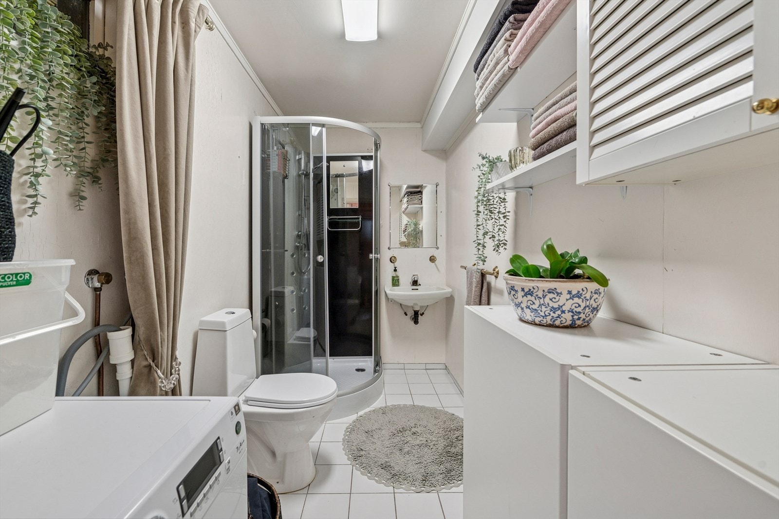 Badet i hybel 1 er innredet med en servant, toalett, dusjkabinett og opplegg for vaskemaskin. Galleribilde