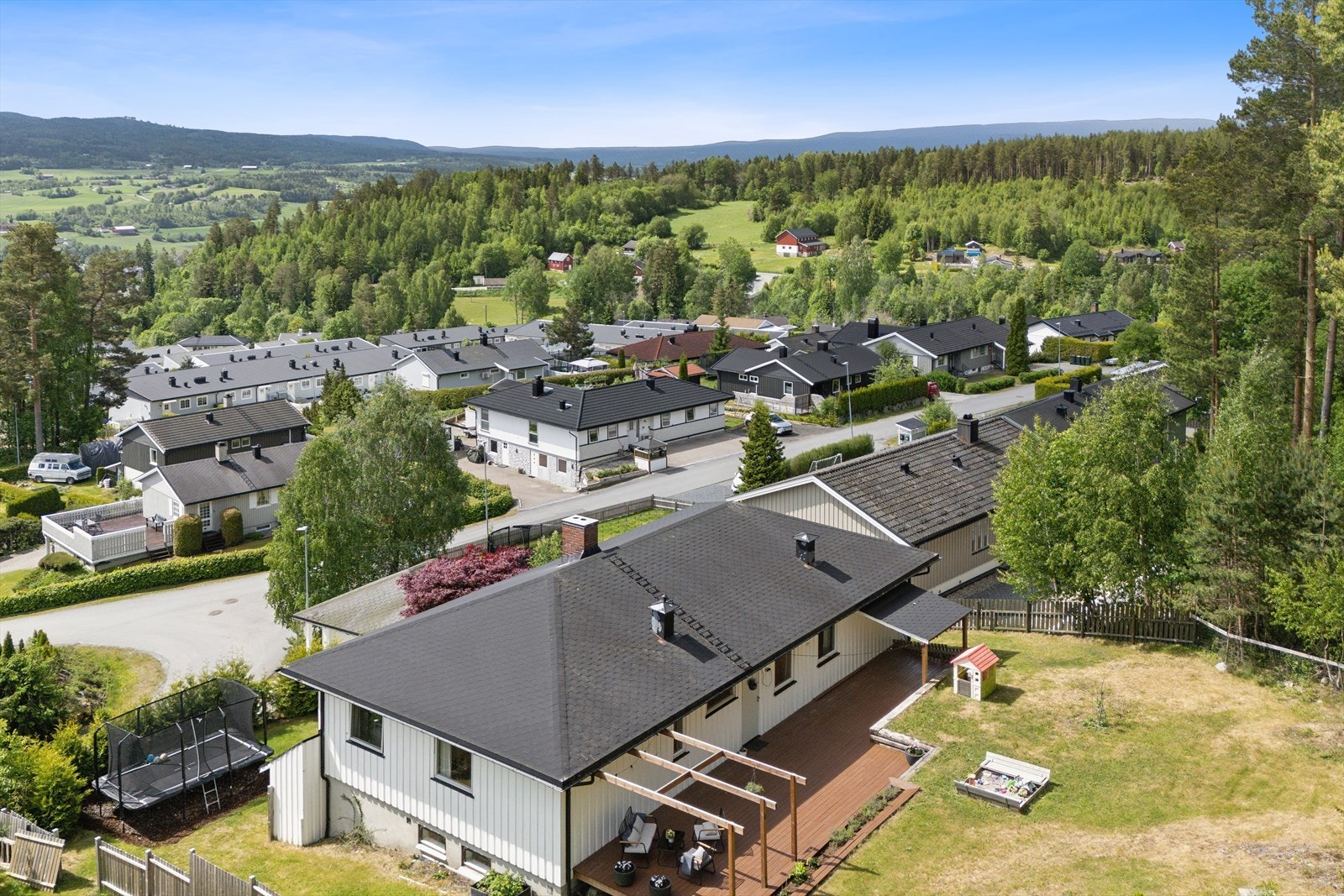 Eiendommen ligger sentralt til i et etablert boligområde i Krokstadelva. Galleribilde