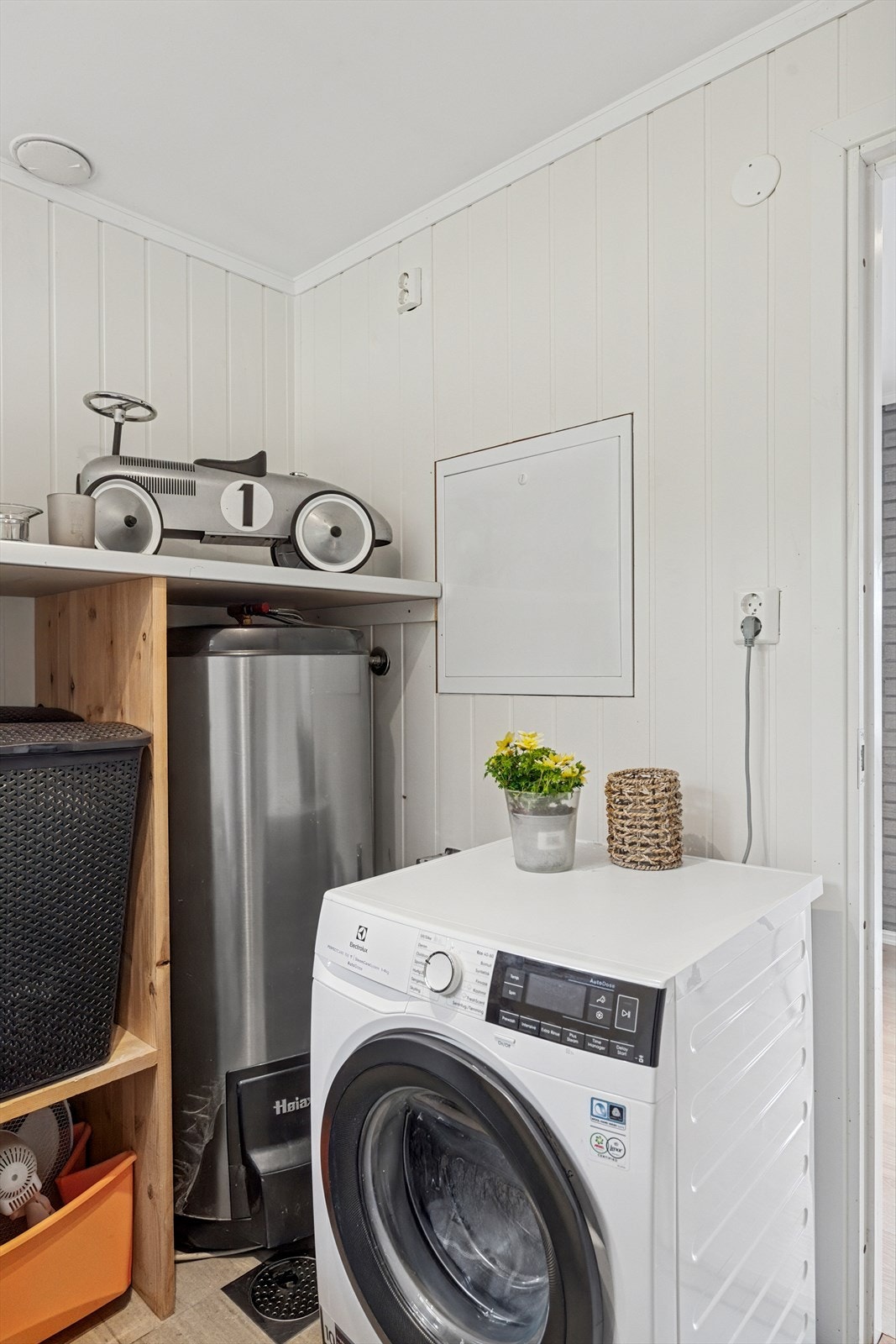 Vaskerommet i 1. etasje har varmekabler i gulv, opplegg for vaskemaskin, skapinnredning og naturlig ventilering. Galleribilde