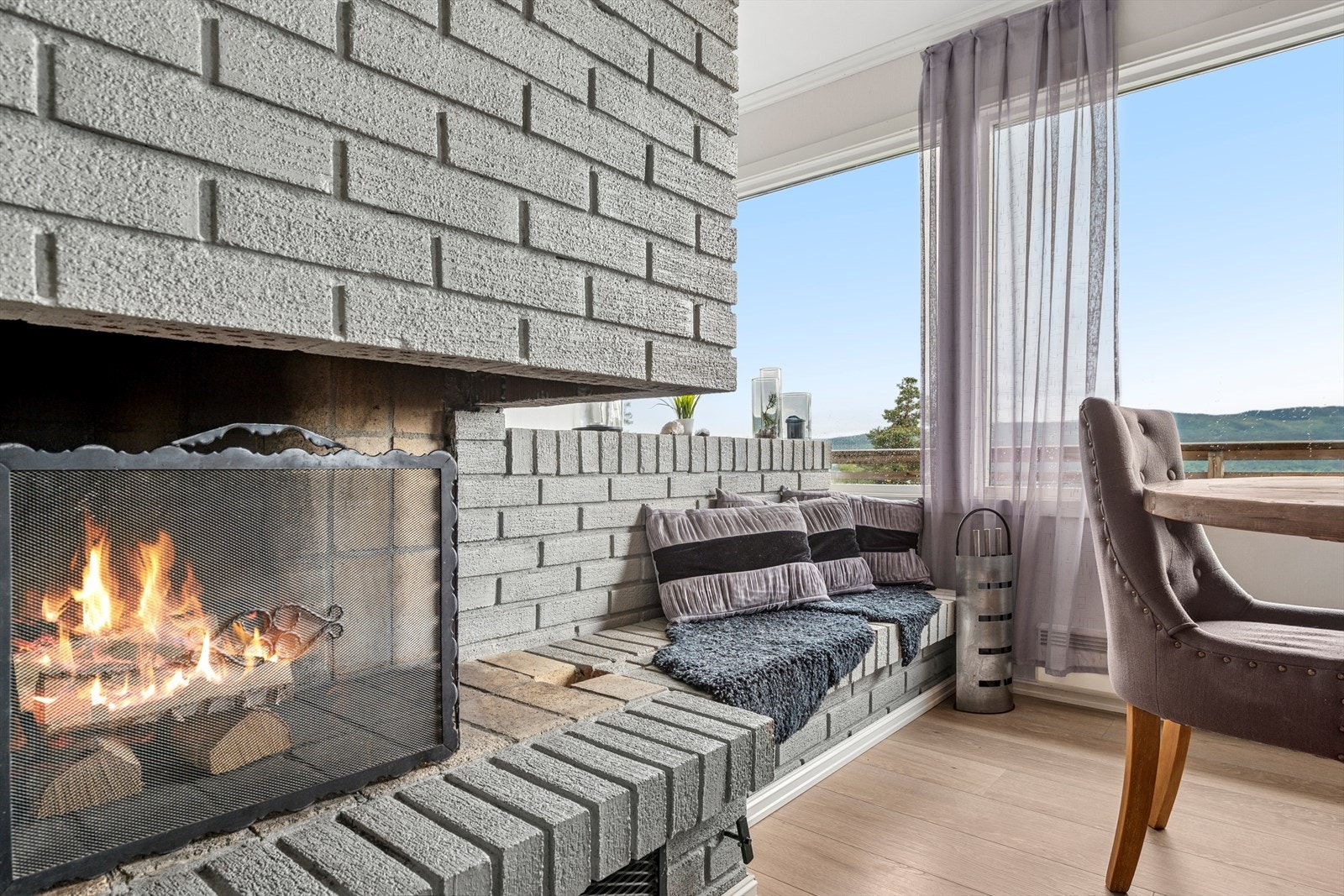 Peisen i stuen gir god varme på kjølige kvelder. Galleribilde