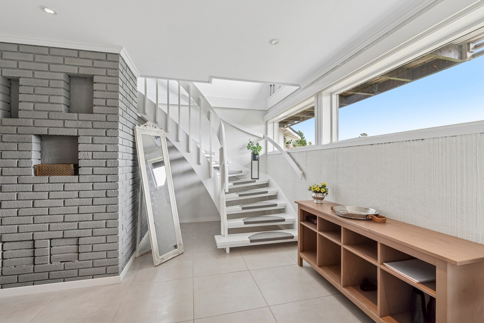 I hoveddelens u. etasje er det en flislagt kjellerstue. Galleribilde