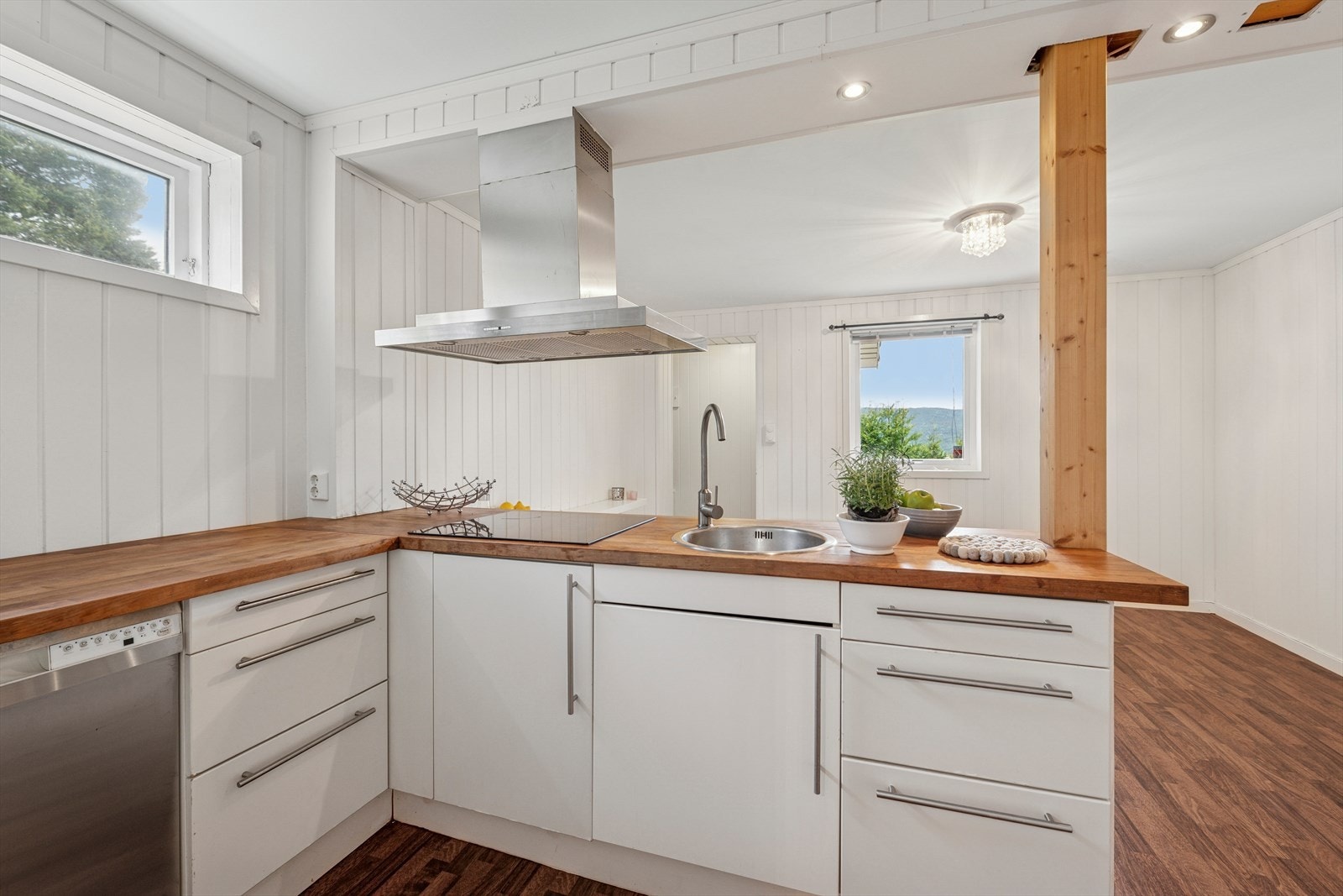 Hybelen har en åpen kjøkkenløsning. Galleribilde