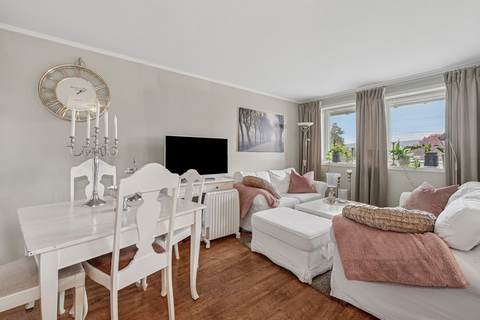 I hybelen er overflatene oppusset i 2016, bortsett fra bad. Galleribilde