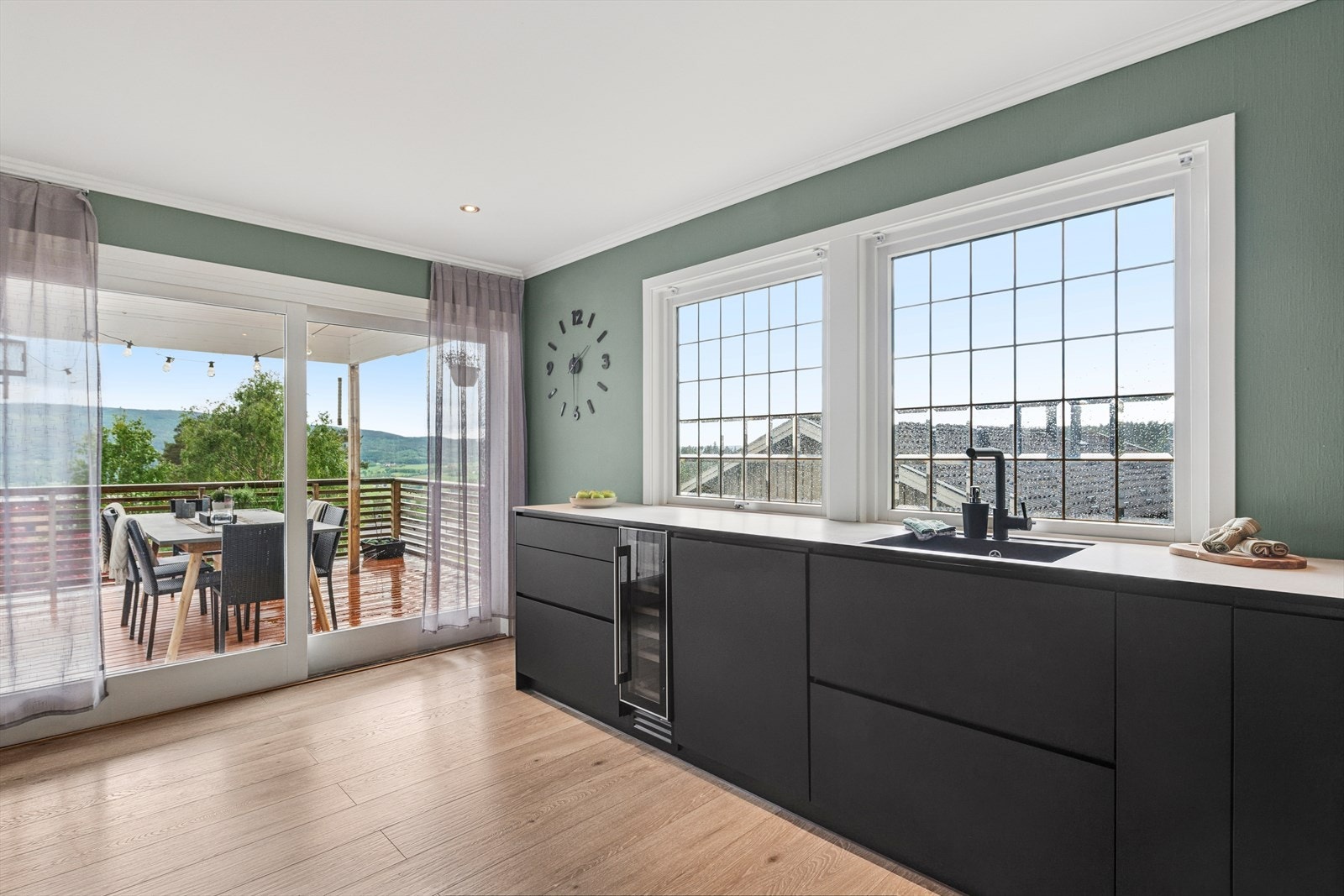 Kjøkkenet er utstyrt med integrert kjøl/fryseskap, oppvaskmaskin, platetopp, vinskap, mikro, stekeovn og komfyrvakt. Galleribilde