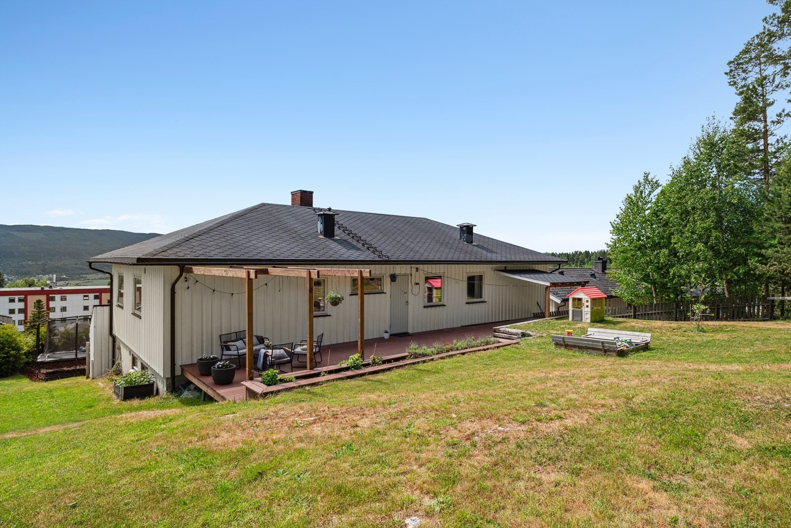 Eiendommen ligger i et skrånende og opparbeidet terreng. Galleribilde