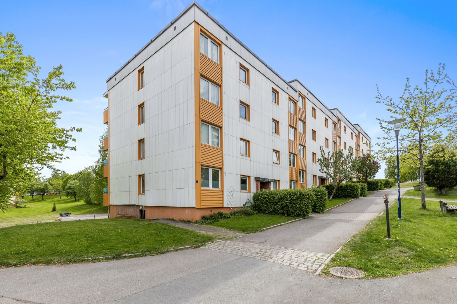 Boligen har en attraktiv beliggenhet på Kalbakken, med nærhet til butikker, skoler og barnehager. Galleribilde