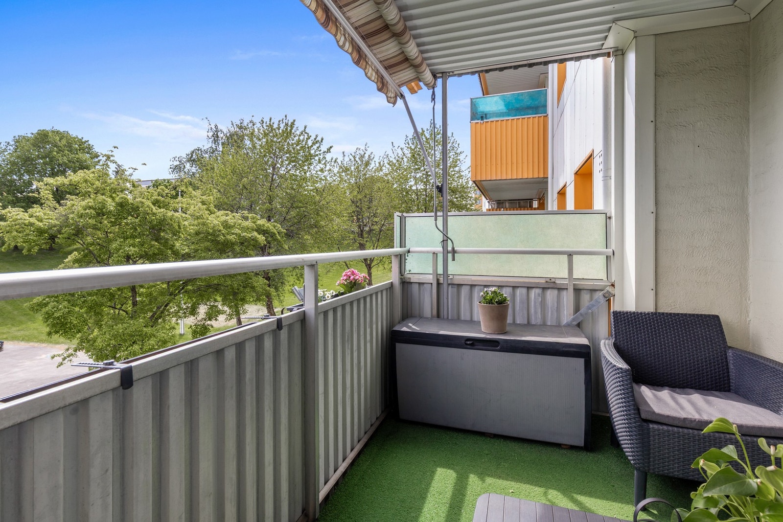 Den sørøstvendte balkongen på 7 m² er et ideelt sted for morgenkaffe, avslapping eller sosiale sammenkomster. Galleribilde