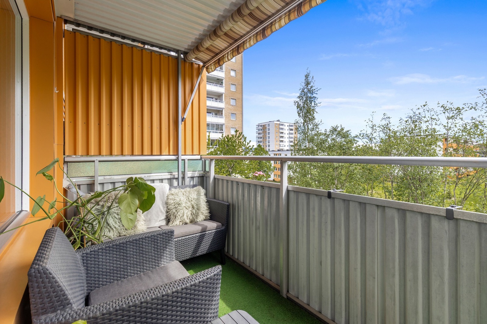 Dette er en 3-roms leilighet med flott beliggenhet på Kalbakken i byggets 2 etasje. Galleribilde