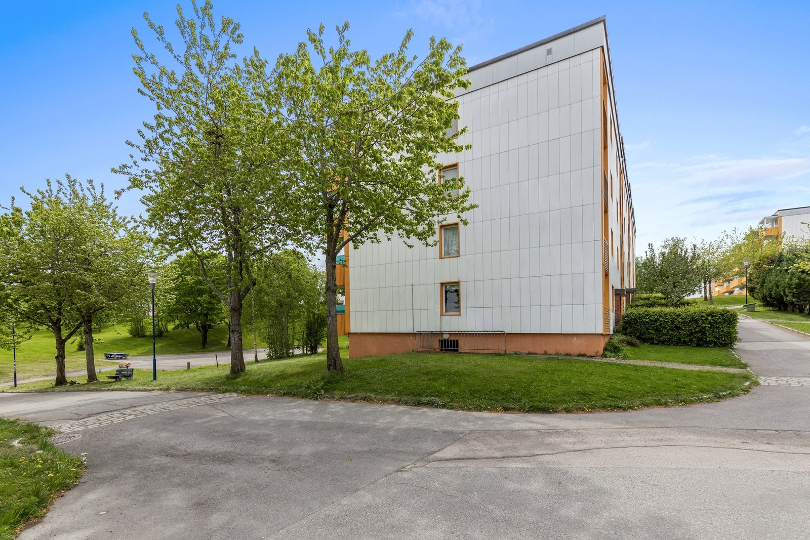 For et bredt servicetilbud ligger leiligheten i nærheten av Kalbakken Shopping, Grorud Senter, Linderud og Stovner Senter. Galleribilde