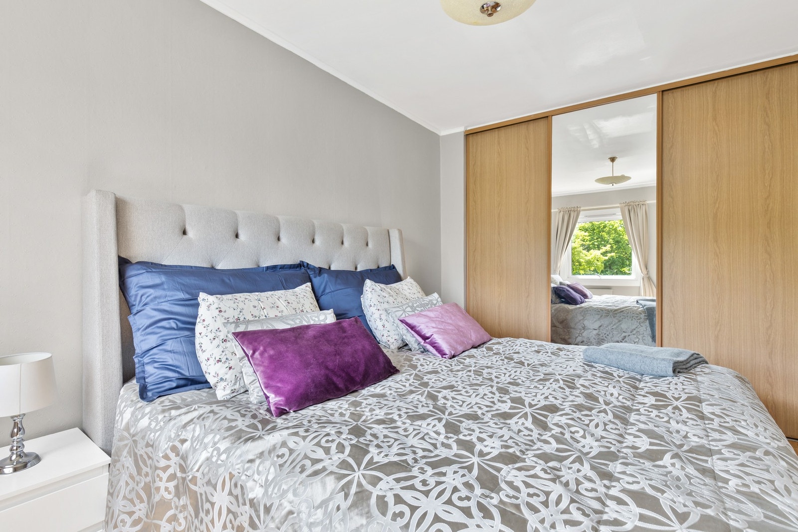 Det er montert en smart og funksjonell garderobeløsning for å maksimere oppbevaringsplassen. Galleribilde