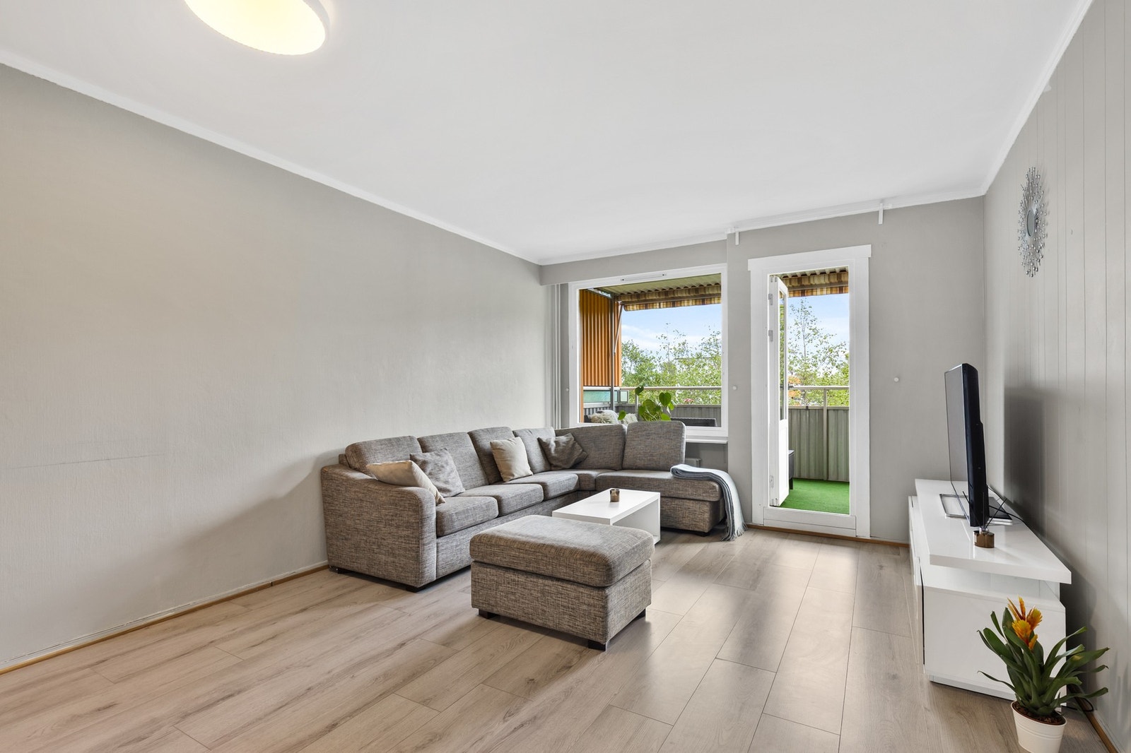 Fra stuen er det utgang til en herlig balkong som fungerer som en naturlig forlengelse av oppholdsrommet. Galleribilde