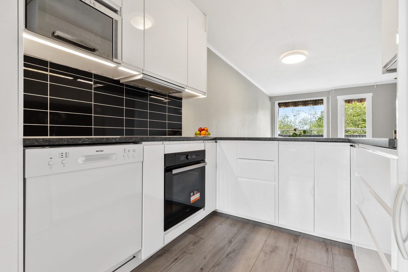 Kjøkkenet er utstyrt med integrerte hvitevarer - kjøl/frys, ovn, platetopp og oppvaskmaskin. Galleribilde