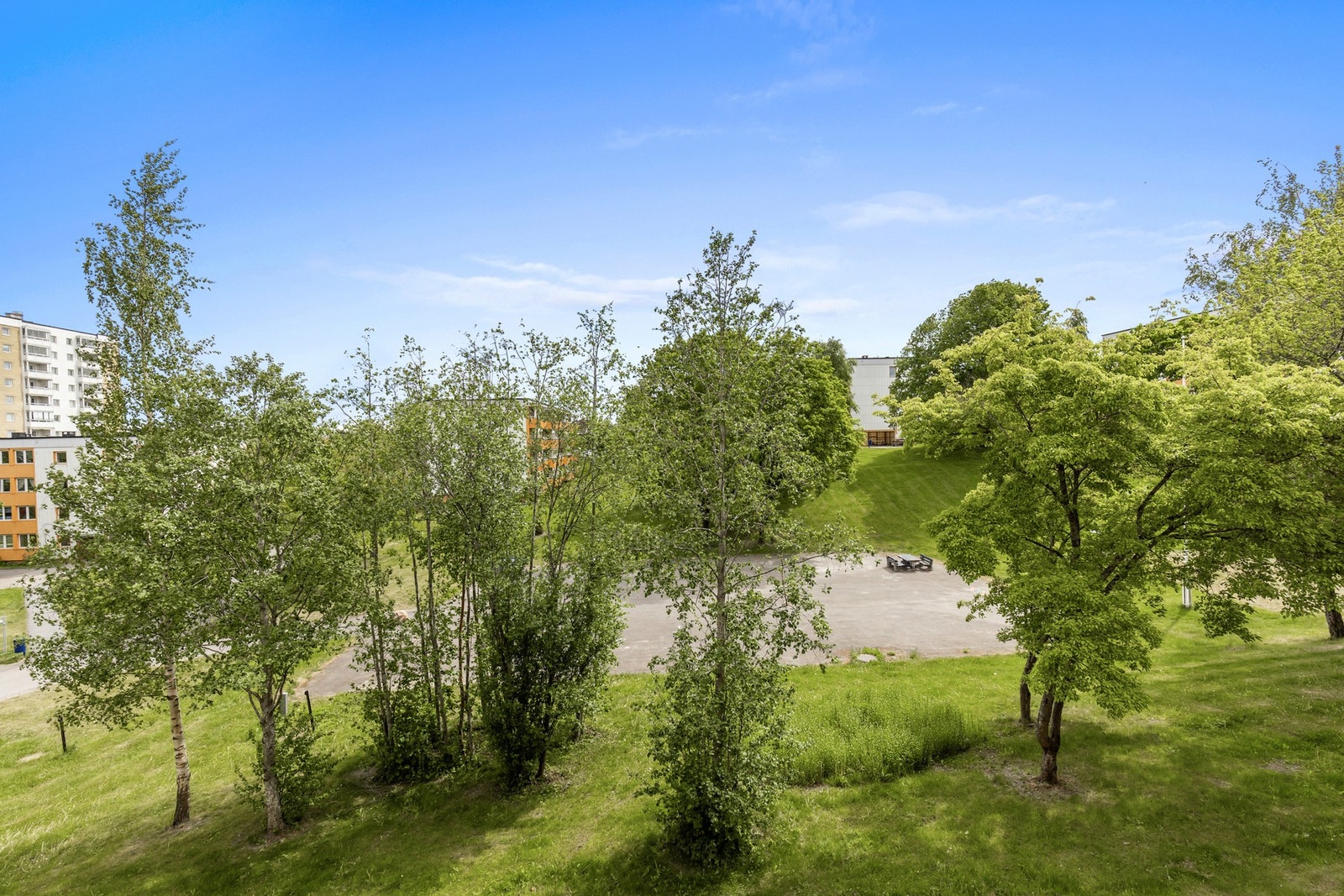 Her er det en nydelig grønn utsikt fra balkongen, hvor du kan nyte rolige morgener og avslappende kvelder i en fredelig atmosfære. Galleribilde