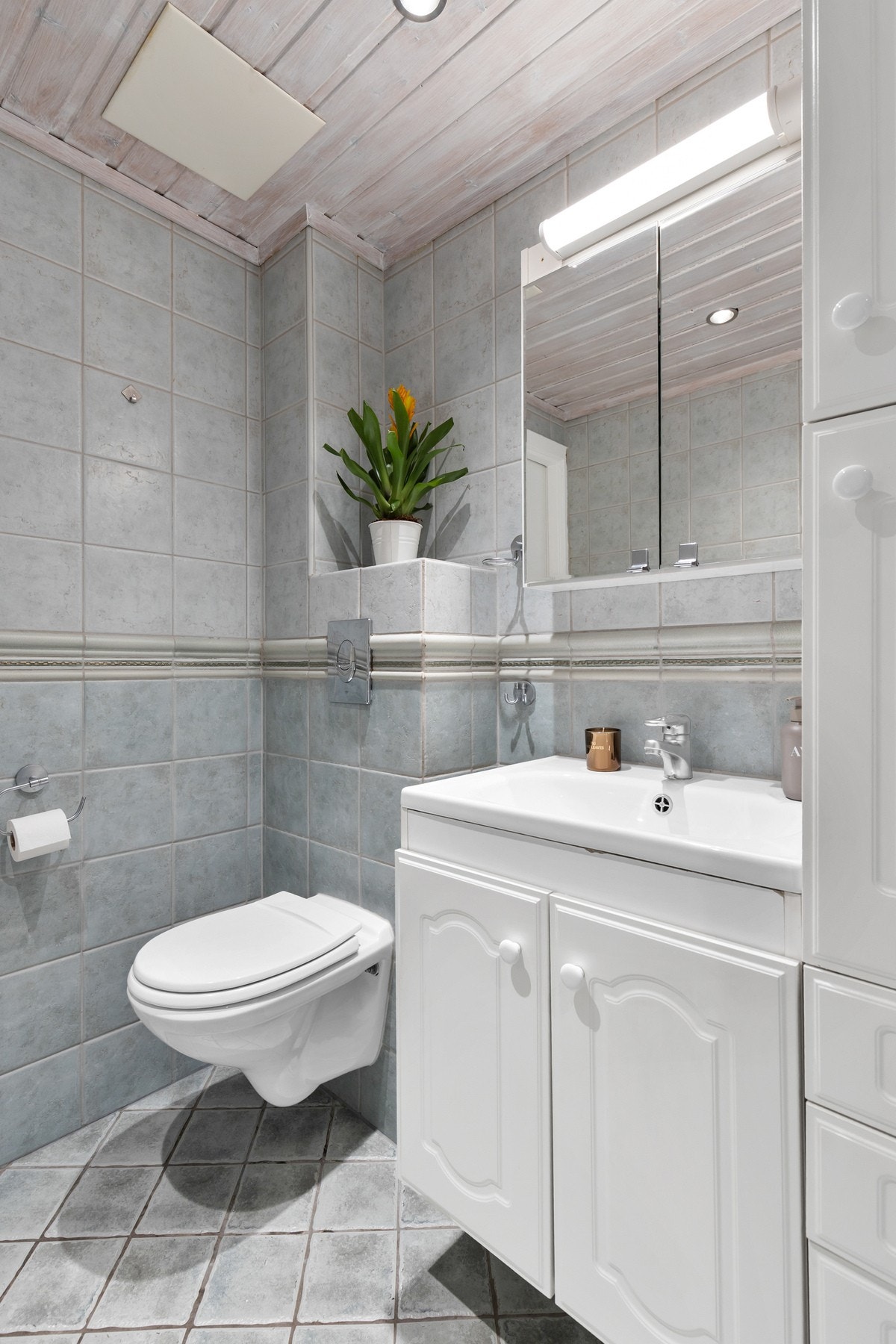 Innredningen inkluderer en nedfelt servant, veggmontert toalett, dusjhjørne med glassvegger og opplegg for vaskemaskin. (Vaskemaskin følger ikke med ved handelen). Galleribilde