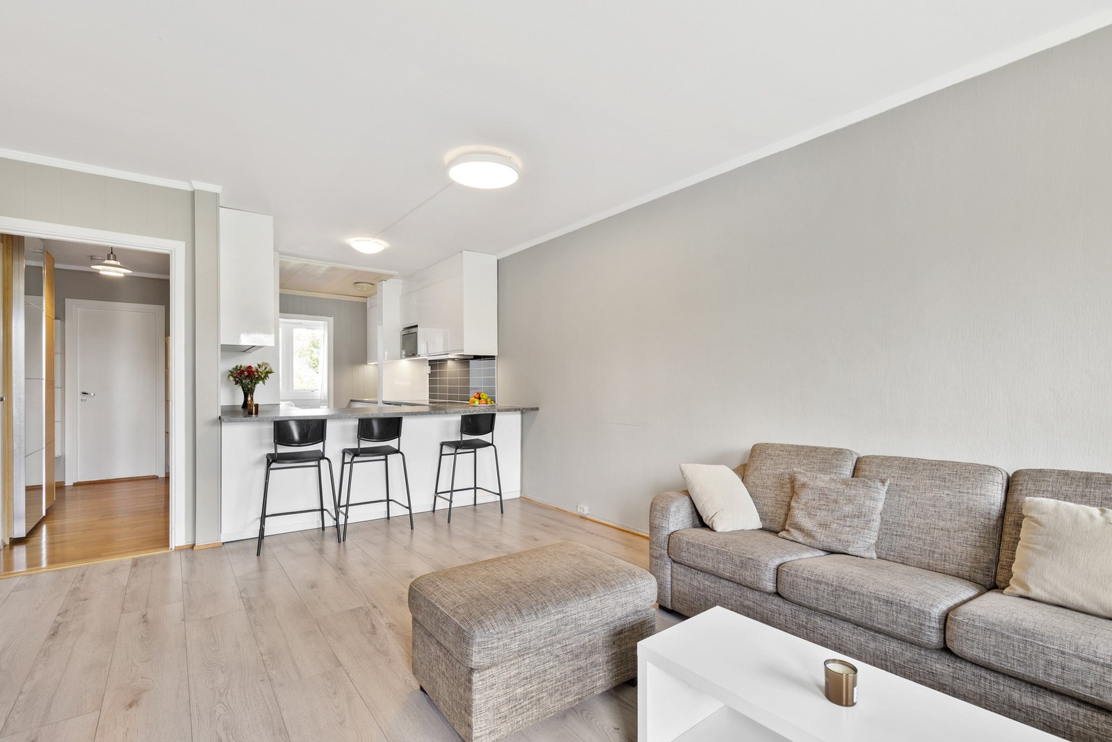 Overflater består av laminatgulv i stue og soverom, samt malte plater på vegg. Galleribilde