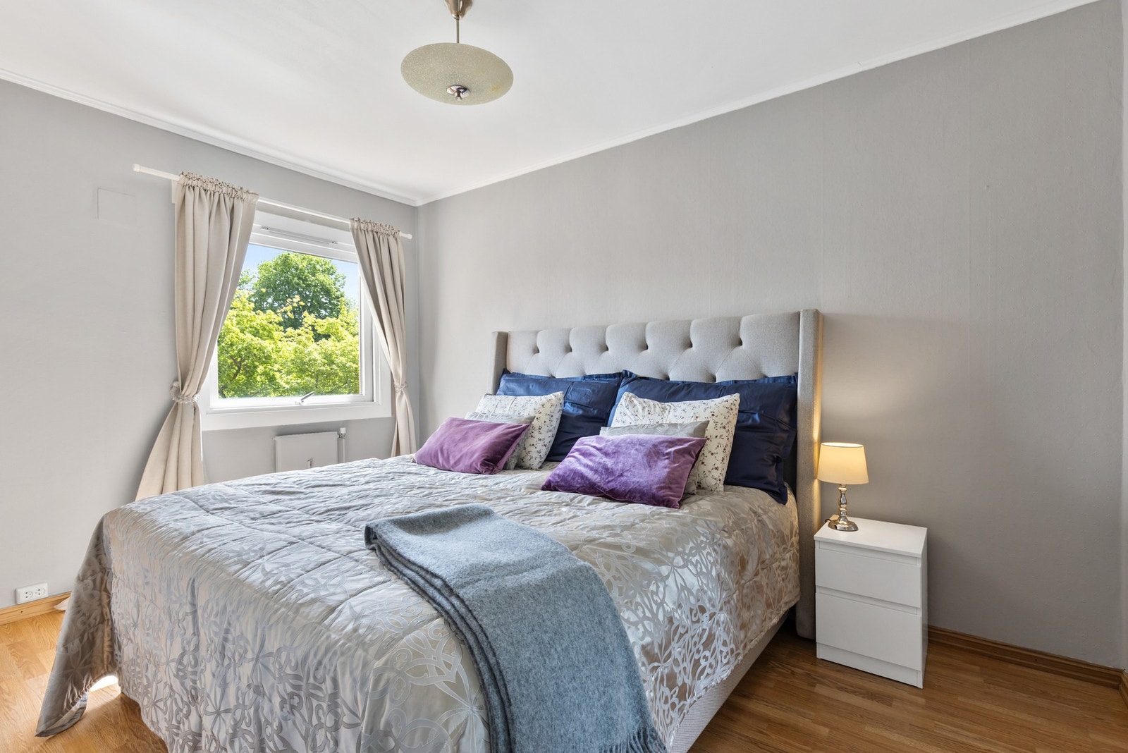 Hovedsoverommet har god plass for dobbeltseng, nattbord og garderobeskap. Galleribilde