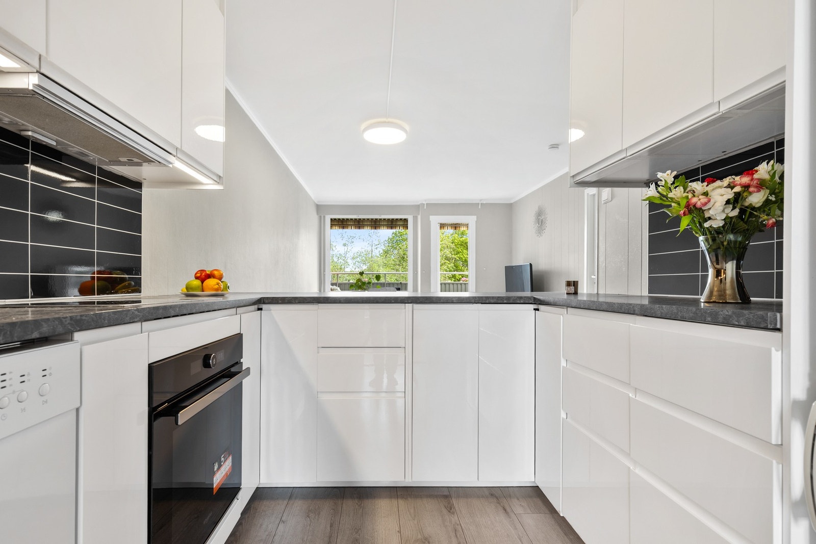 Det er rikelig med oppbevaringsplass til alle kjøkkenredskaper, ingredienser og apparater. Galleribilde