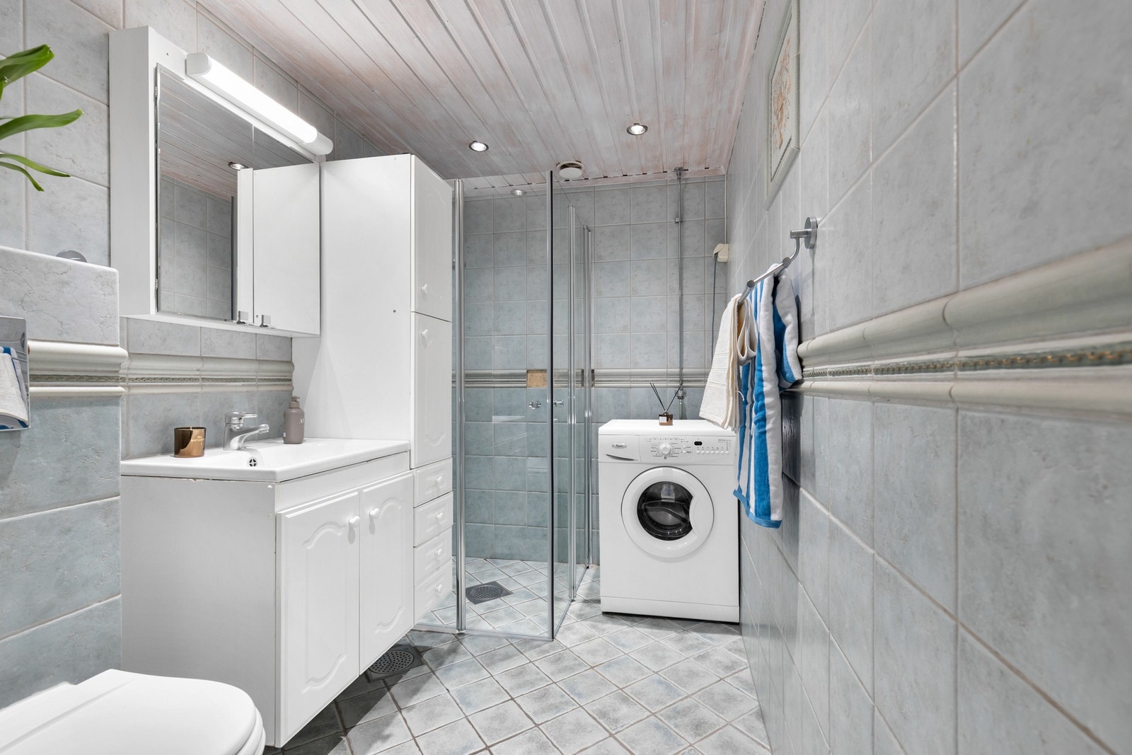 Badet har flislagte vegger og gulv. Varmekabler i gulvet gir ekstra komfort og en behagelig temperatur. Galleribilde