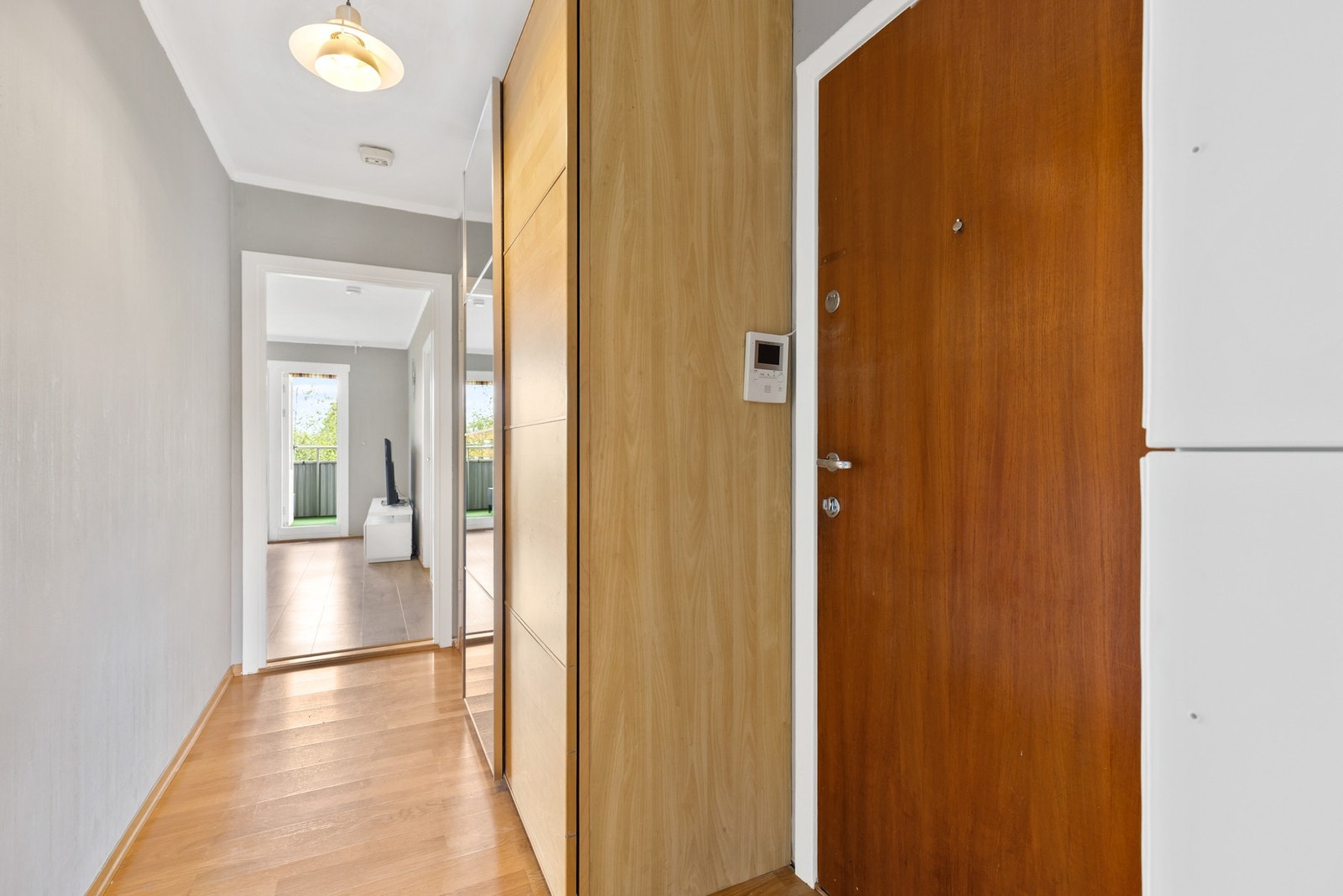 Velkommen inn! Gangen er utstyrt med en smart garderobe som sikrer god organisering av klær, sko og tilbehør. Galleribilde