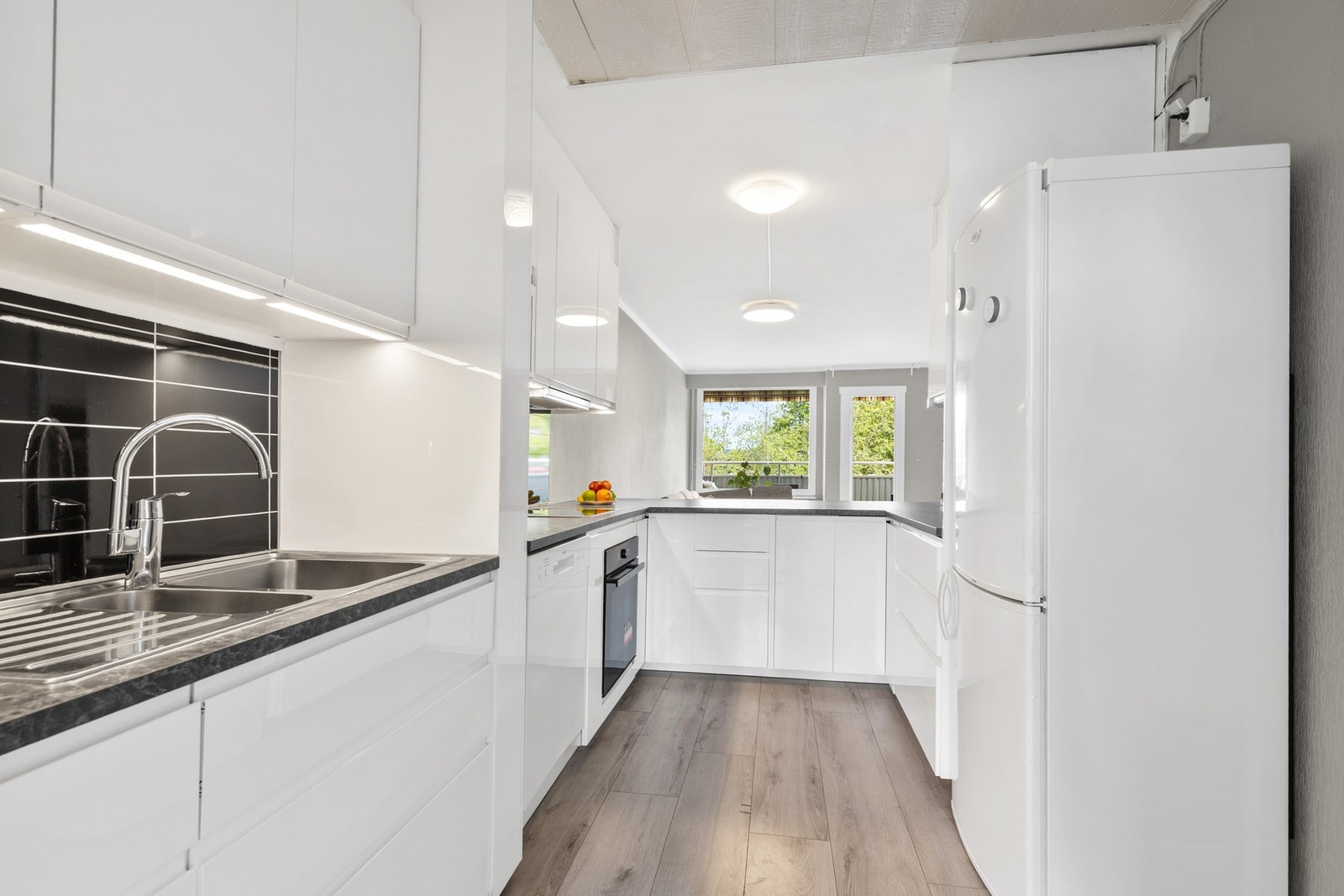 Kjøkkenet kombinerer moderne design med høy funksjonalitet. Galleribilde