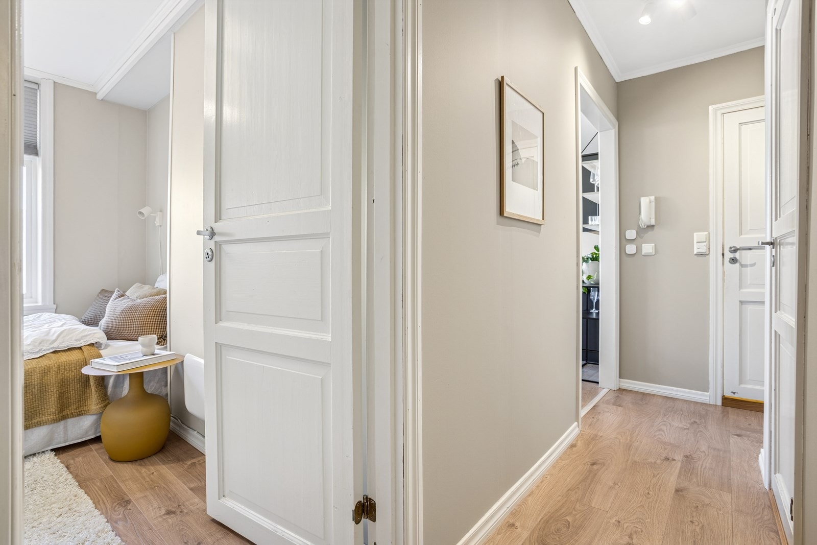 Gangen er malt i en lun og tidsriktig fargetone. Galleribilde