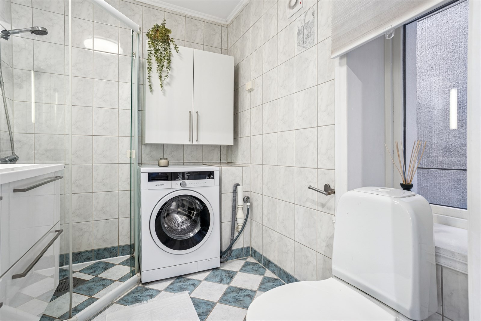 Elektrisk avtrekksvifte og vindu på bad. Galleribilde