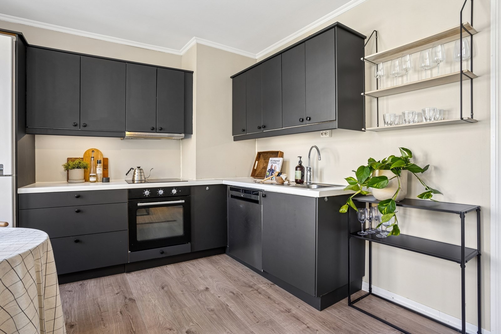 Hvitevarer medfølger og inkluderer kjøl/fryseskap, oppvaskmaskin, stekeovn og platetopp. Galleribilde