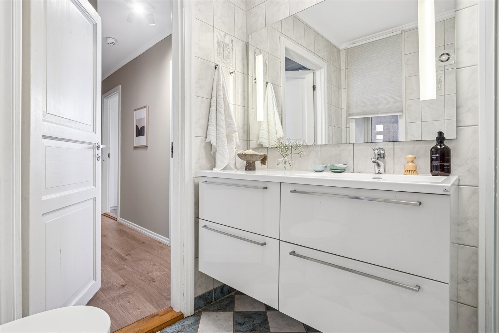 Helfliset bad med varmekabler i gulv. Galleribilde