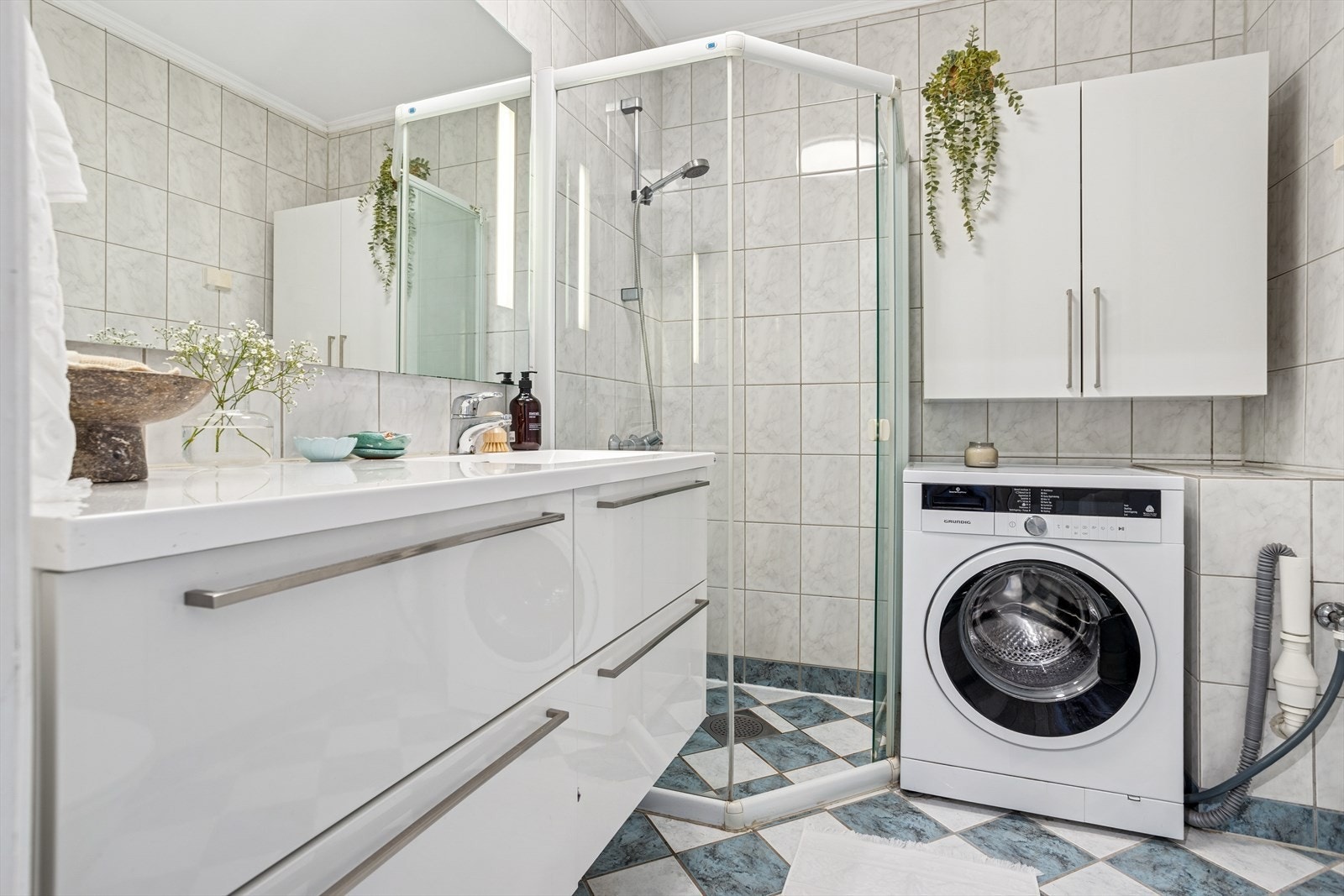 Vaskemaskin medfølger i salget. Galleribilde