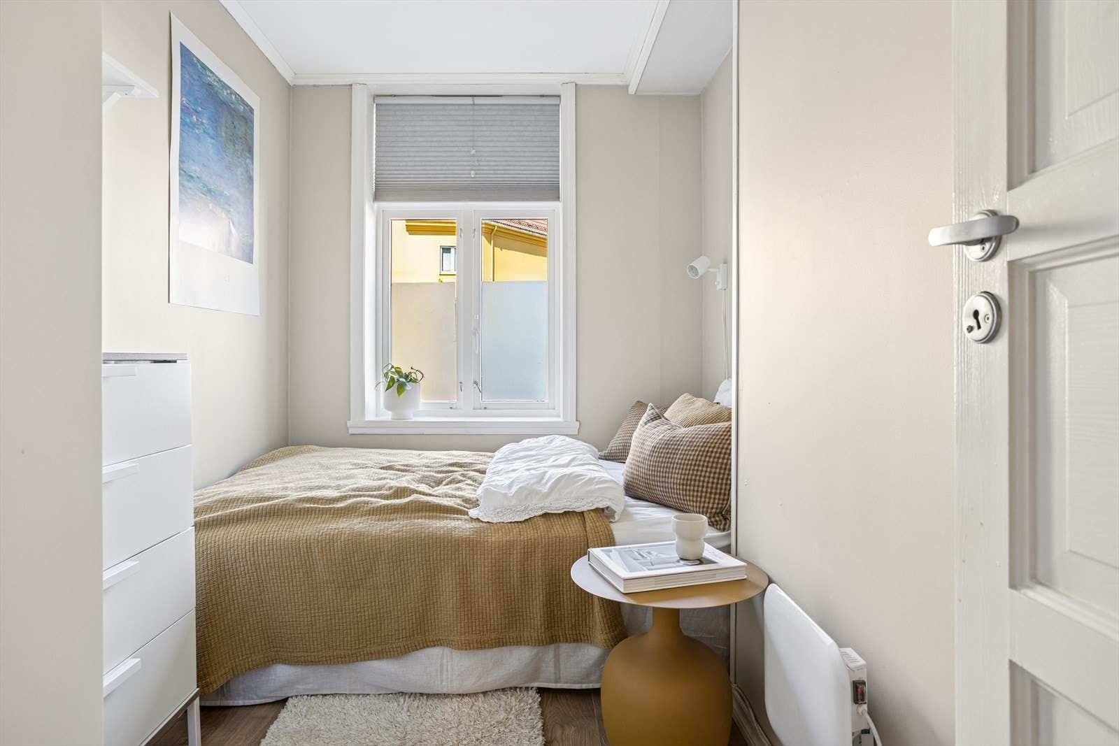 Soverom har garderobeskap som medfølger i salget. Galleribilde