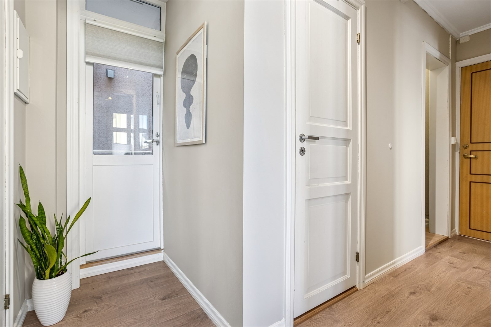 Romslig entre/gang som er nymalt i 2025. Galleribilde