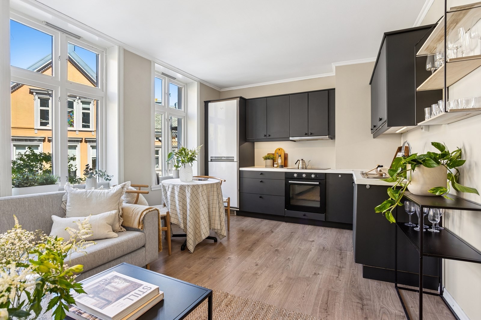 Stuen har plass til både sofa, tv-løsning og spisebord. Galleribilde