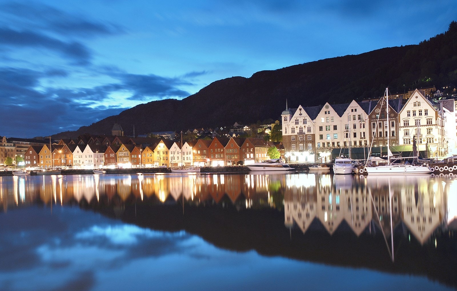 Fra eiendommen er det kort gangavstand ned til historiske Bryggen. Galleribilde