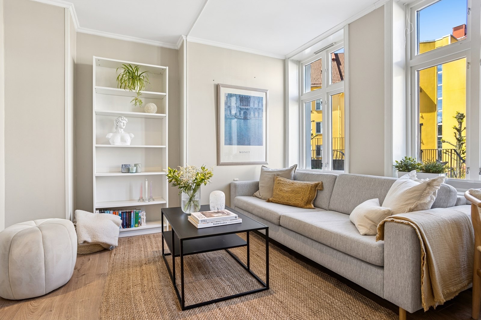 Generøse vindusflater gir mye naturlig lysinnslipp. Galleribilde