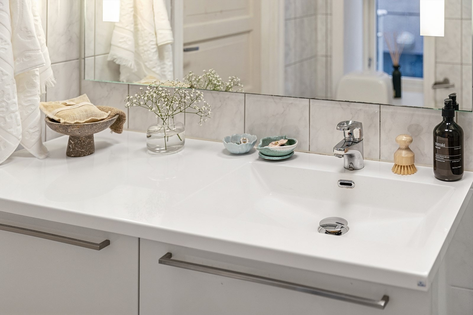 Hvite baderomsmøbler med slette fronter. Galleribilde