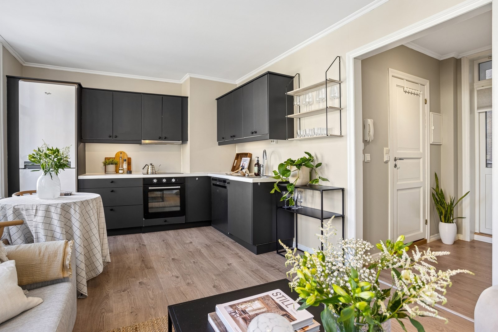 Pent kjøkken med laminat benkeplater. Kjøkkenfrontene er nymalt i 2025. Galleribilde