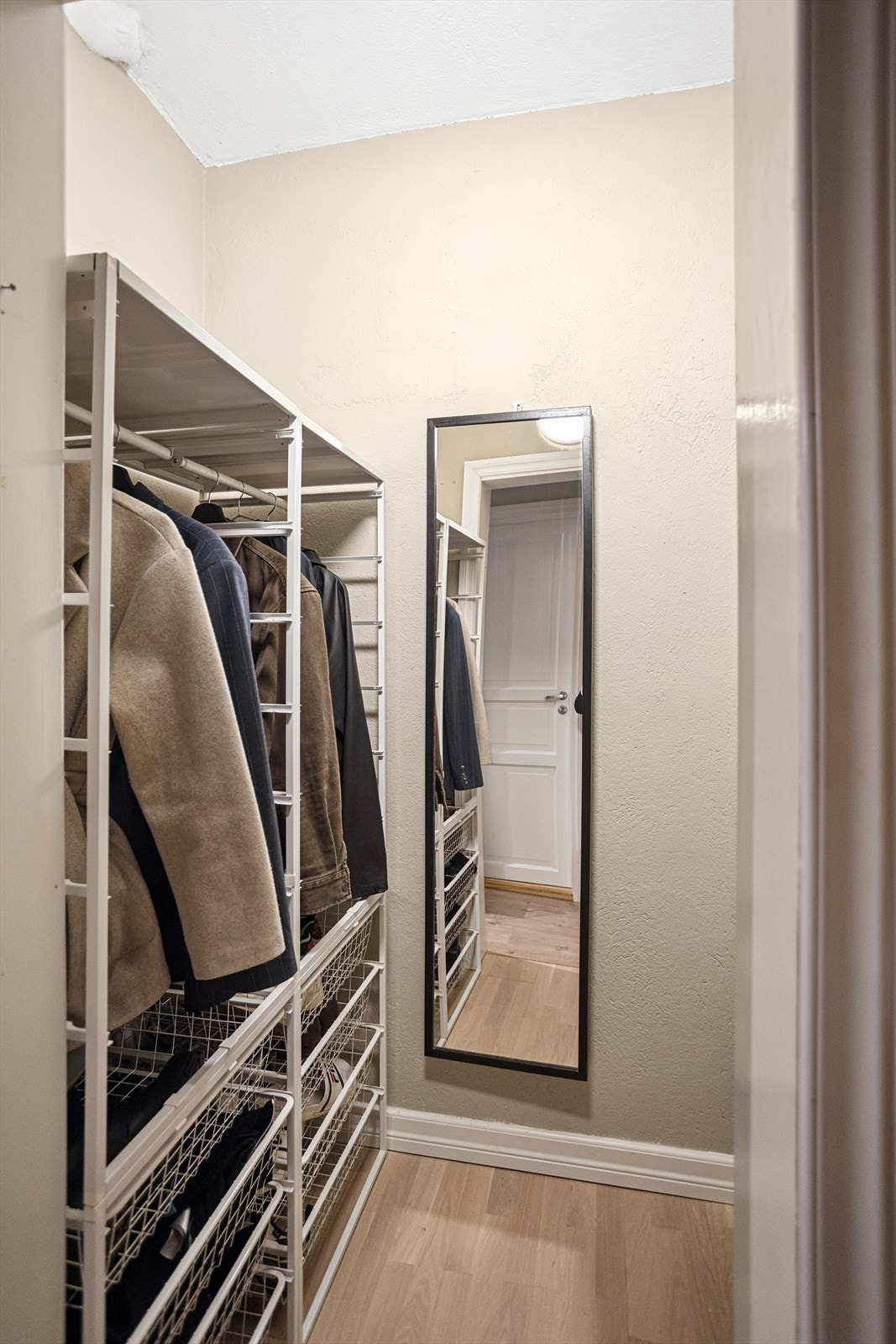 Walk-in garderobe i tilknytning til gangen holder orden på ytterklær og skotøy. Garderobeløsning medfølger. Galleribilde