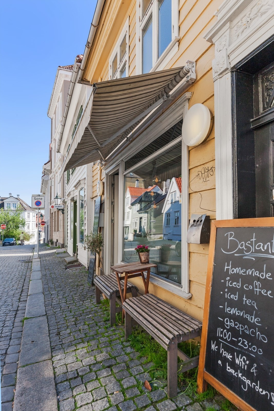 Støletorget er rett rundt hjørnet. Her finnes en stor dagligvarebutikk og flere koselige kafèer og nisjebutikker. Galleribilde