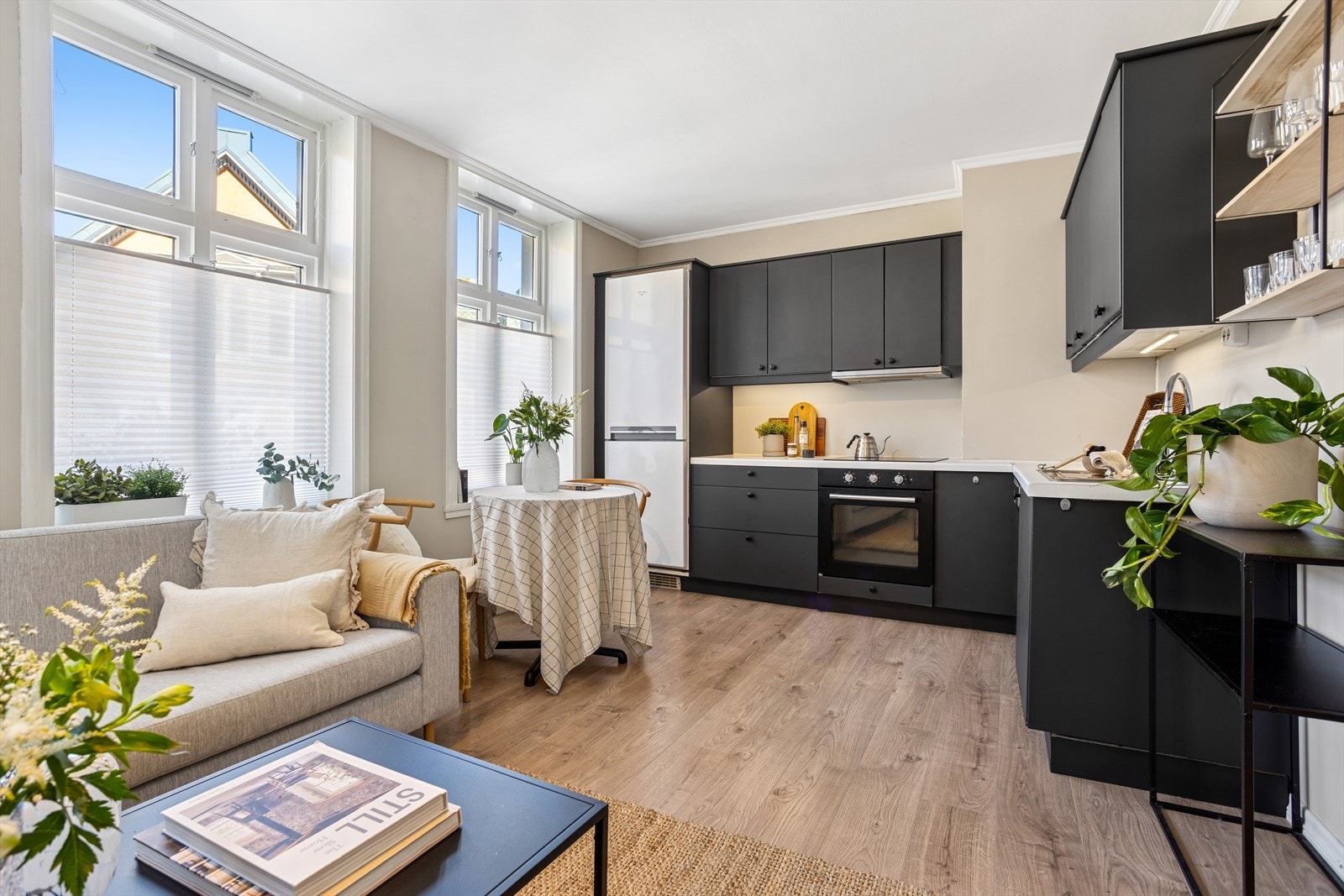 Åpen løsning mellom stue og kjøkken gir et moderne preg. Galleribilde