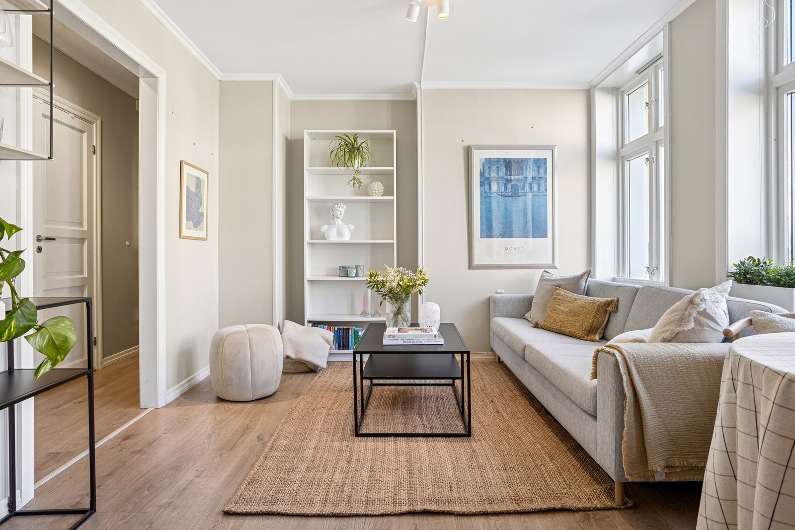 Det er lagt 1-stavs laminatgulv i alle oppholdsrom. Galleribilde