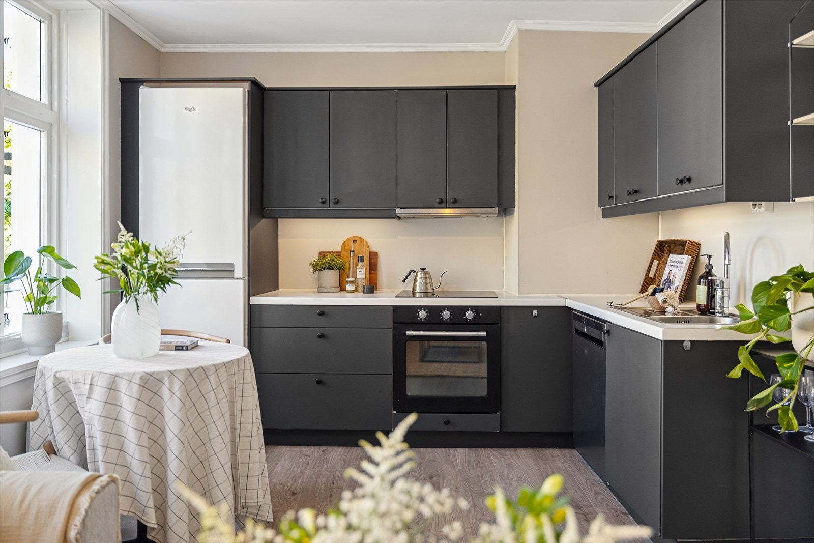 Hyggelig spiseplass i tilknytning til kjøkkenet. Galleribilde