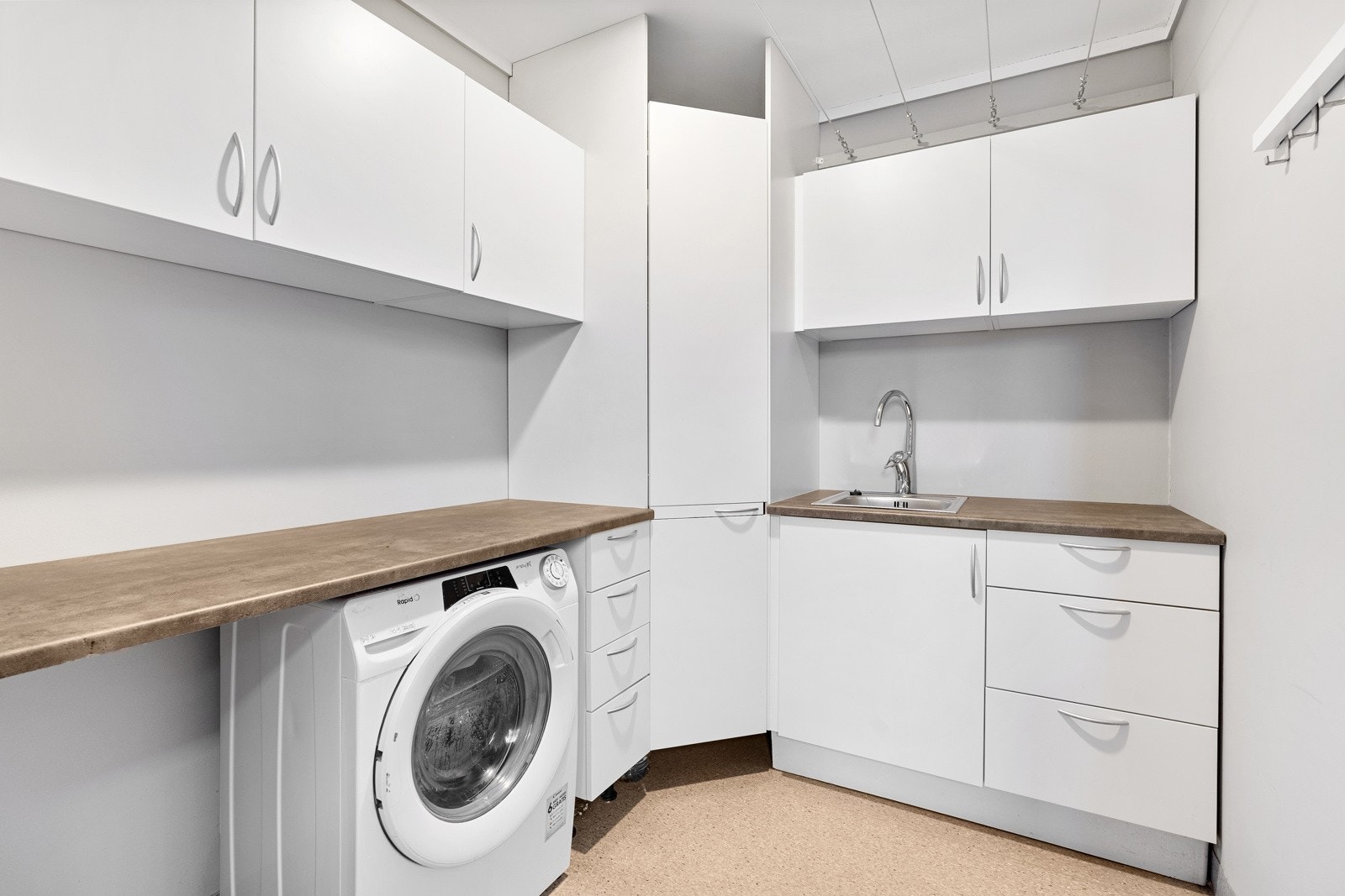 Intregrert utvendig bod er gjort om til vaskerom Galleribilde