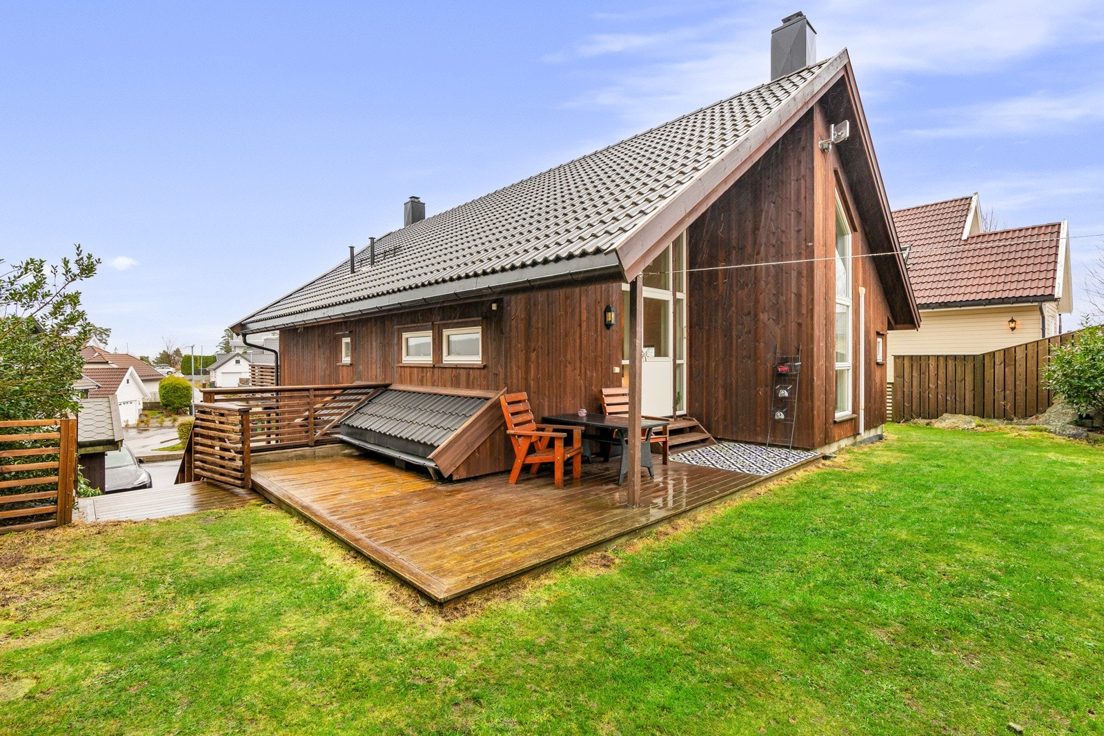 Vestvendt uteplass med gode solforhold Galleribilde