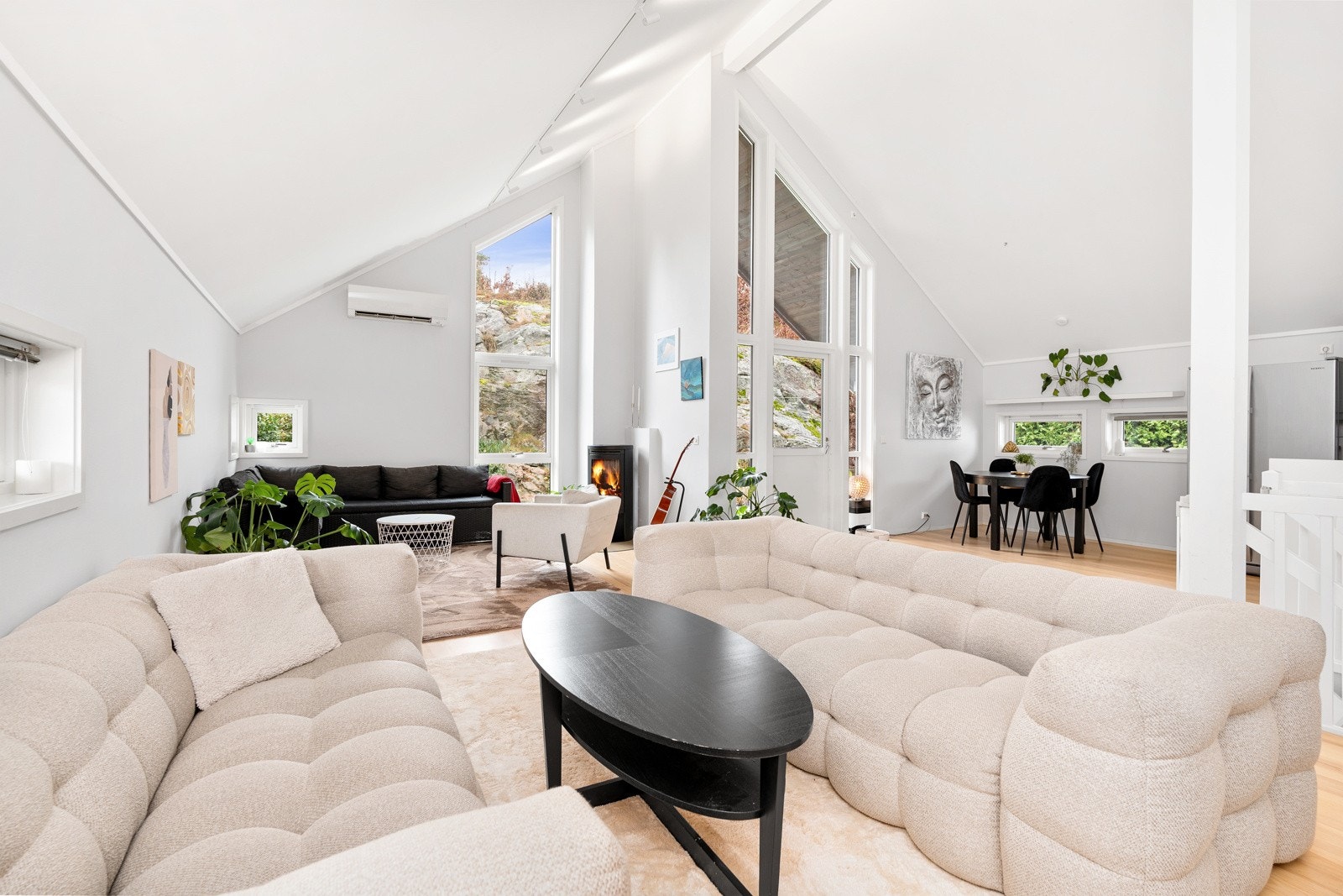 Stue med åpen kjøkkenløsning og god takhøyde Galleribilde